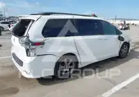 2016 Toyota SIENNA photo