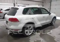 2016 Volkswagen Touareg photo