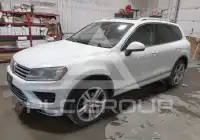 2016 Volkswagen Touareg photo