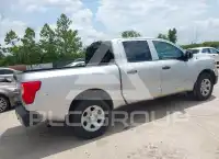 2017 Nissan TITAN фото