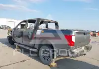 2017 Nissan TITAN фото