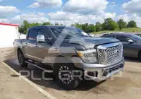 2017 Nissan TITAN фото