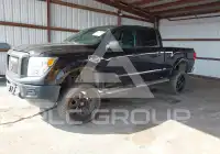 2017 Nissan TITAN фото