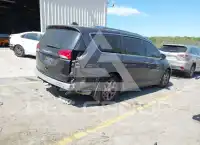 2017 Chrysler PACIFICA photo