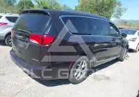 2017 Chrysler PACIFICA photo