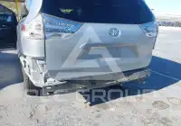 2017 Toyota SIENNA photo