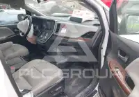2017 Toyota SIENNA photo