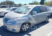2017 Toyota SIENNA photo
