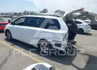 2017 Toyota SIENNA photo