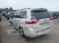 2017 Toyota SIENNA photo