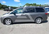 2017 Toyota SIENNA photo