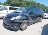 2017 Toyota SIENNA фото