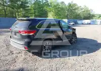 2017 Toyota Highlander photo
