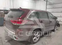 2017 Toyota Highlander photo