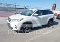 2017 Toyota Highlander photo