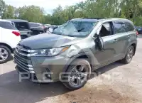 2019 Toyota Highlander photo