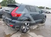 2021 Volvo XC40 фото