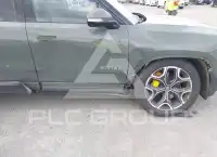 2023 Rivian R1S фото