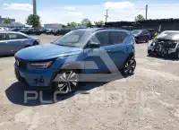 2023 Volvo XC40 фото