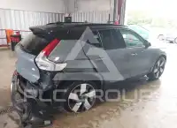 2023 Volvo XC40 фото