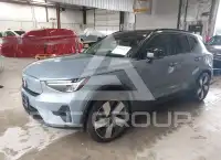 2023 Volvo XC40 фото