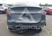 2023 Tesla Model Y фото