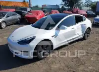 2023 Tesla Model 3 фото