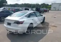 2023 Tesla Model 3 фото