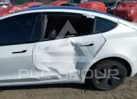 2023 Tesla Model 3 фото