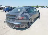 2023 Tesla Model 3 фото
