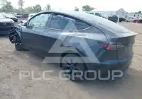 2025 Tesla Model Y фото