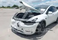 2025 Tesla Model Y фото