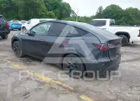 2025 Tesla Model Y фото