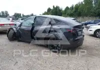2025 Tesla Model Y фото