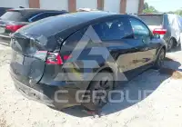 2025 Tesla Model Y фото