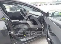 2025 Tesla Model 3 фото