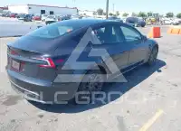 2025 Tesla Model 3 фото