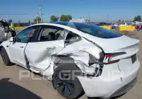 2025 Tesla Model 3 фото