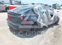 2025 Tesla Model 3 фото