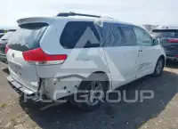 2013 Toyota SIENNA photo