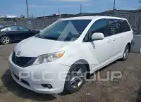 2013 Toyota SIENNA photo