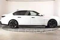 2025 BMW 740